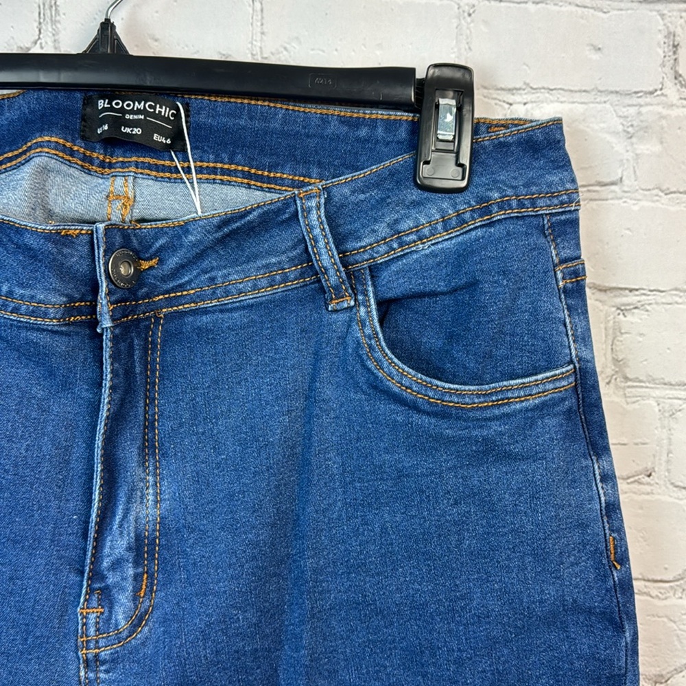 BloomChic Stretchy High Rise Medium Wash Lace Trim Denim Capris Plus Size 16 - Picture 3 of 6